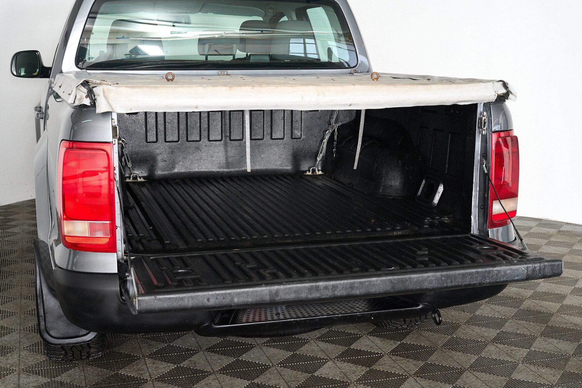 Volkswagen Amarok 2012, серый