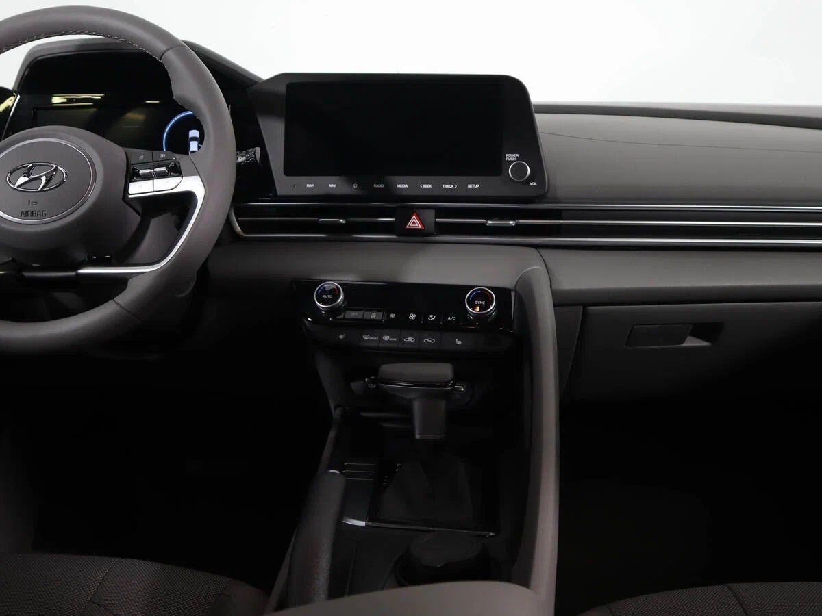 Hyundai Elantra 2022, серый