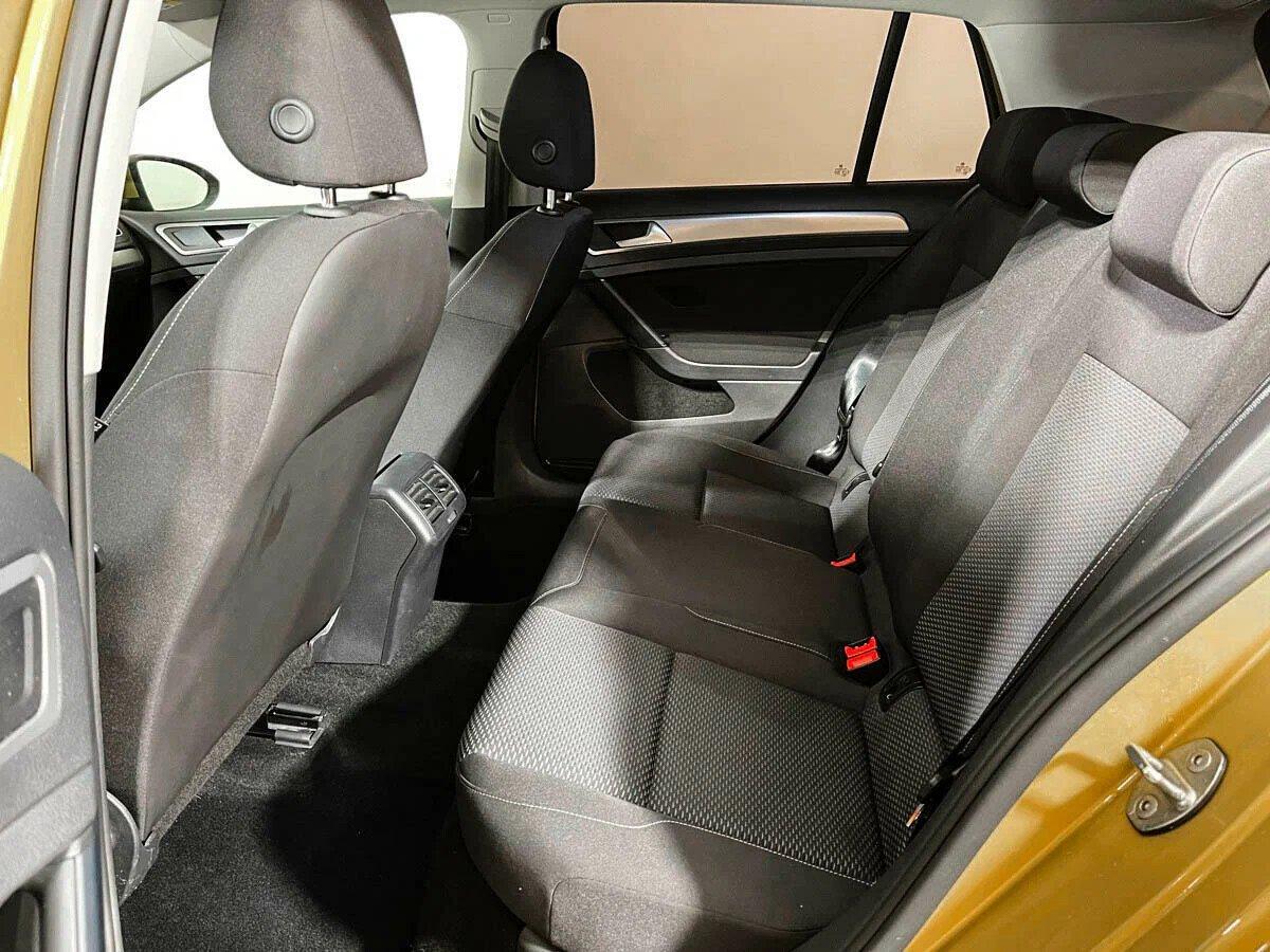 Volkswagen Golf 2018, желтый