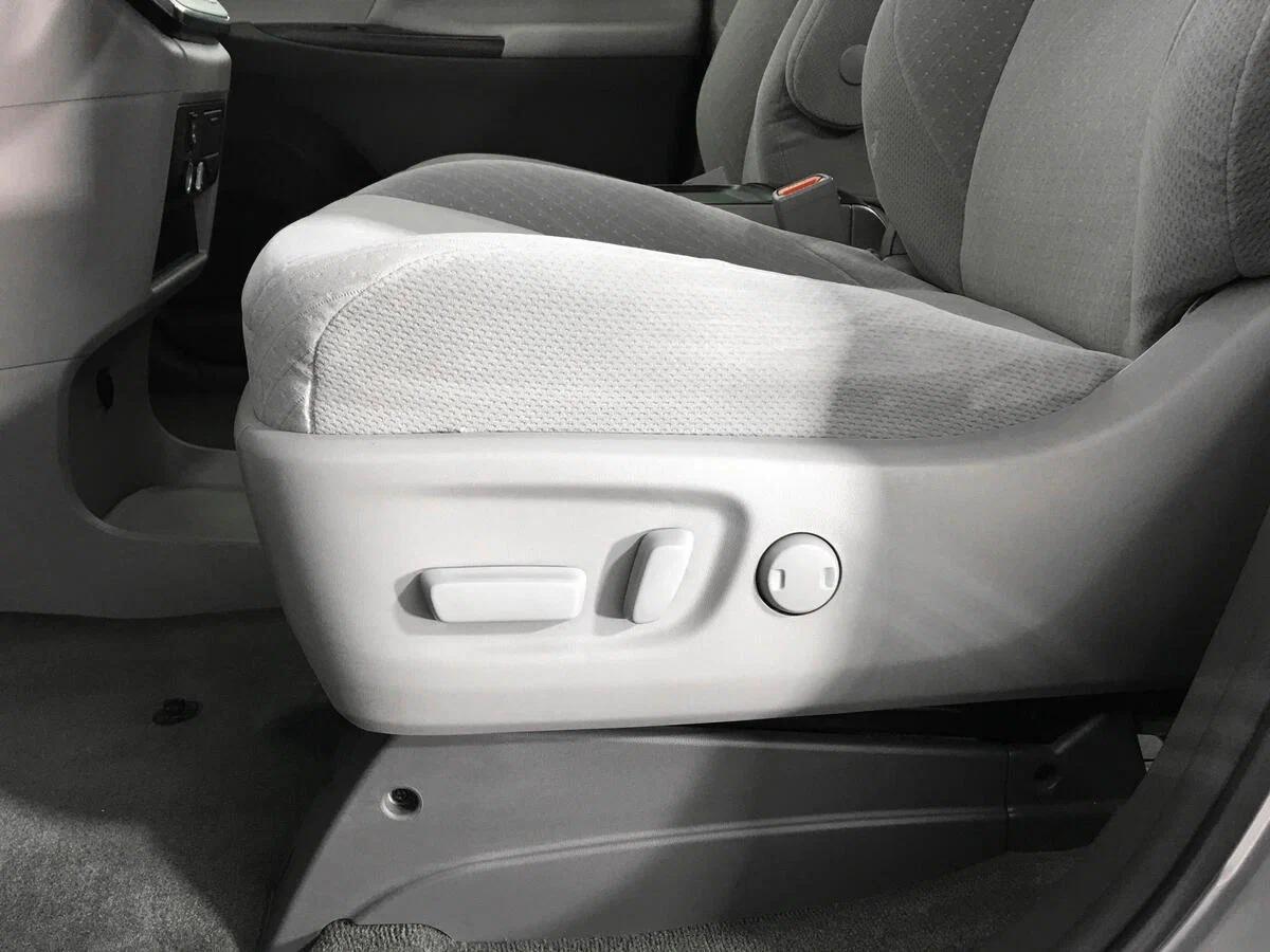 Toyota Sienna 2015, серебряный