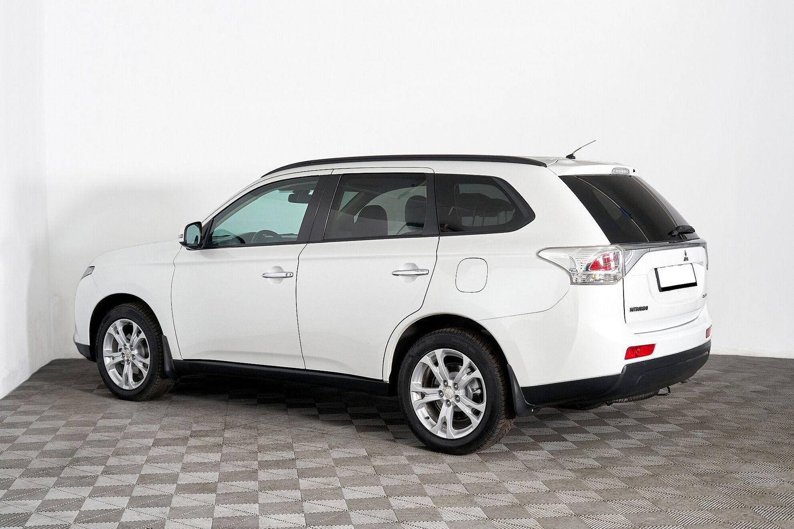 Mitsubishi Outlander 2013, белый