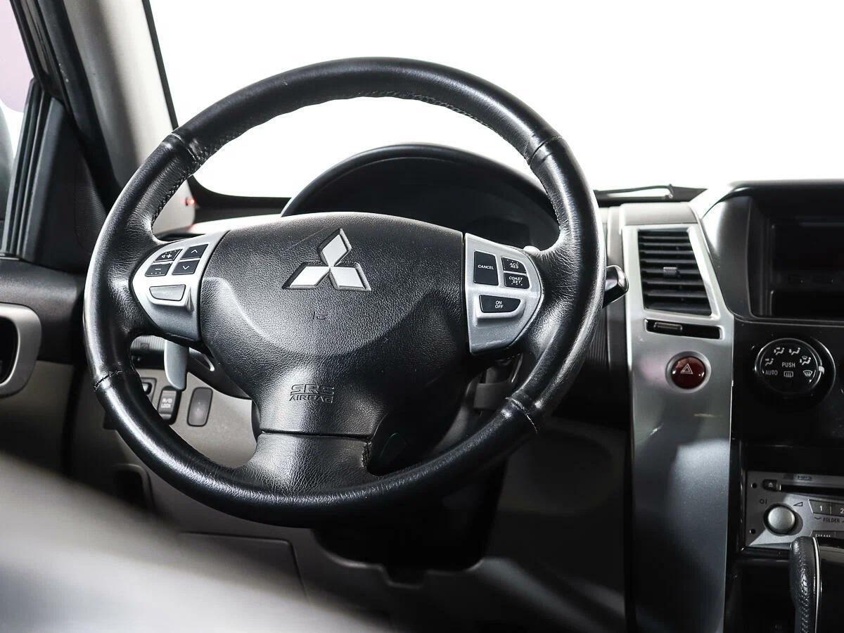 Mitsubishi Pajero Sport 2012, черный