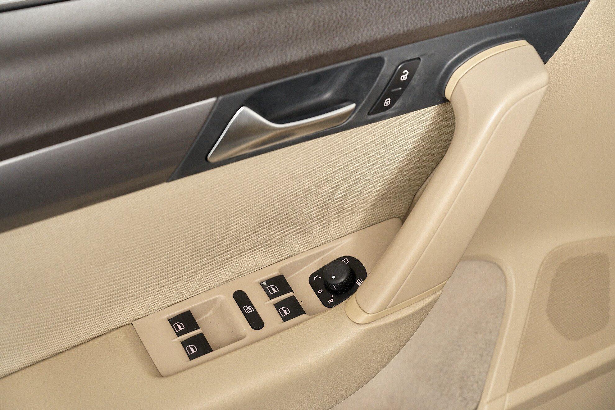 Volkswagen Passat 2012, серый