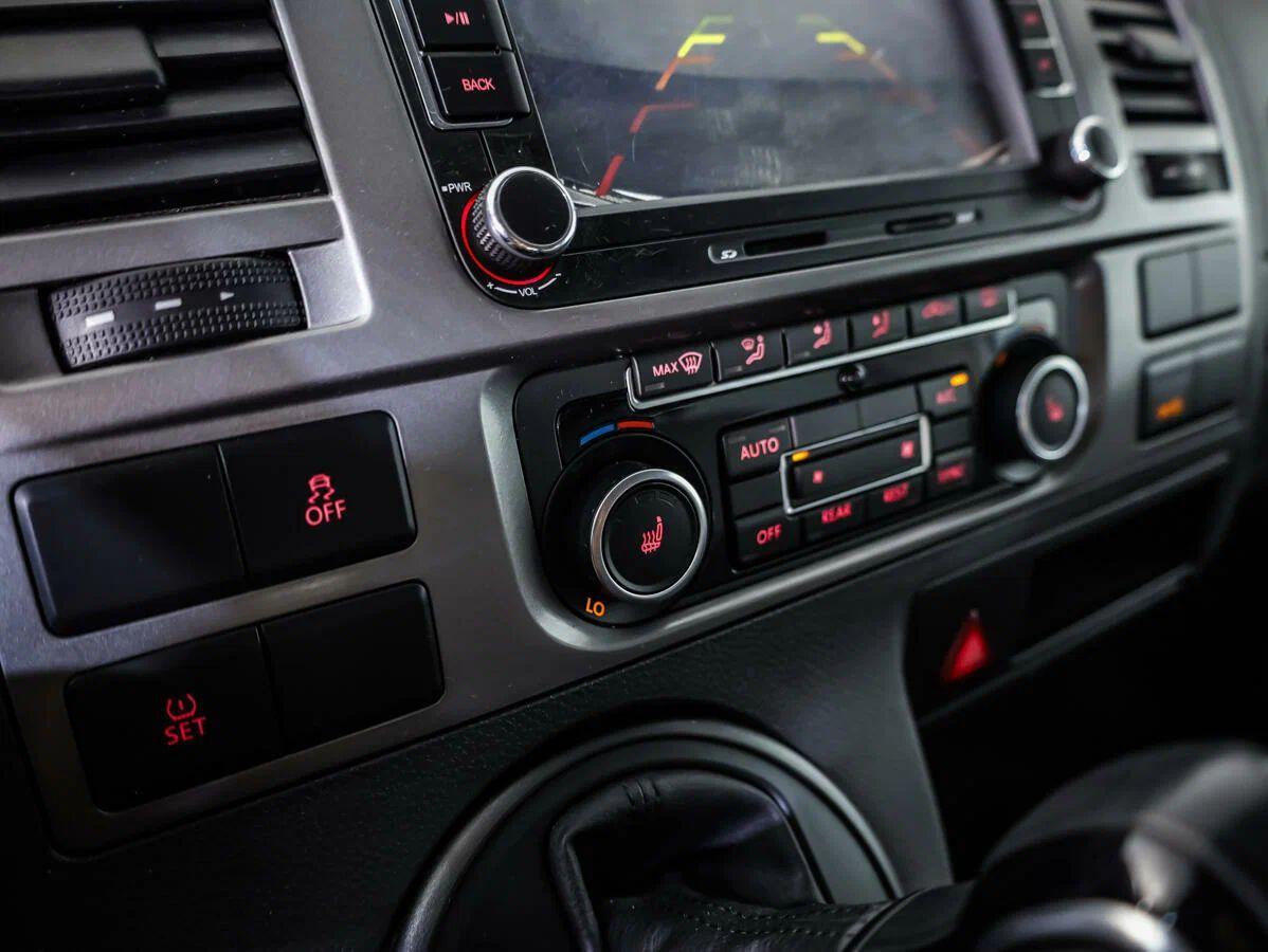 Volkswagen Multivan 2013, белый