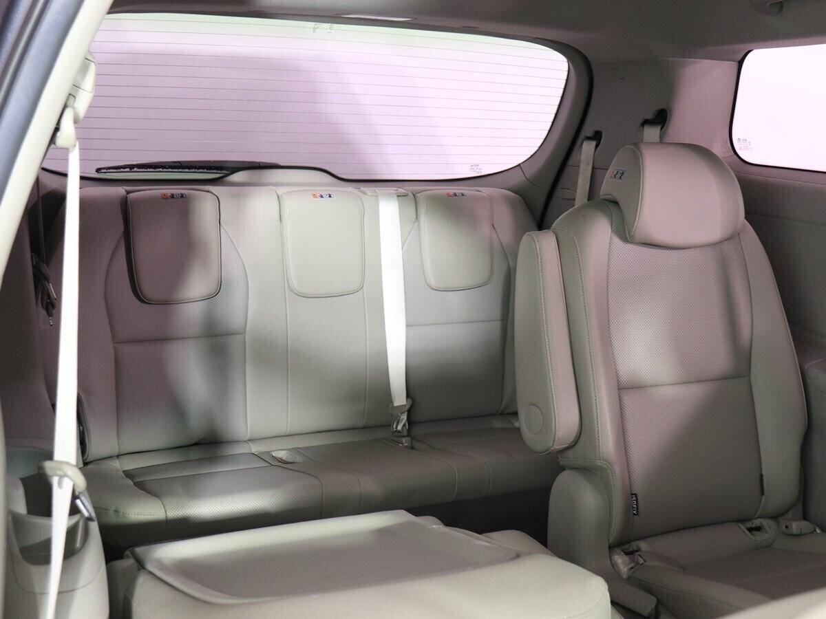 Kia Carnival 2017, серый