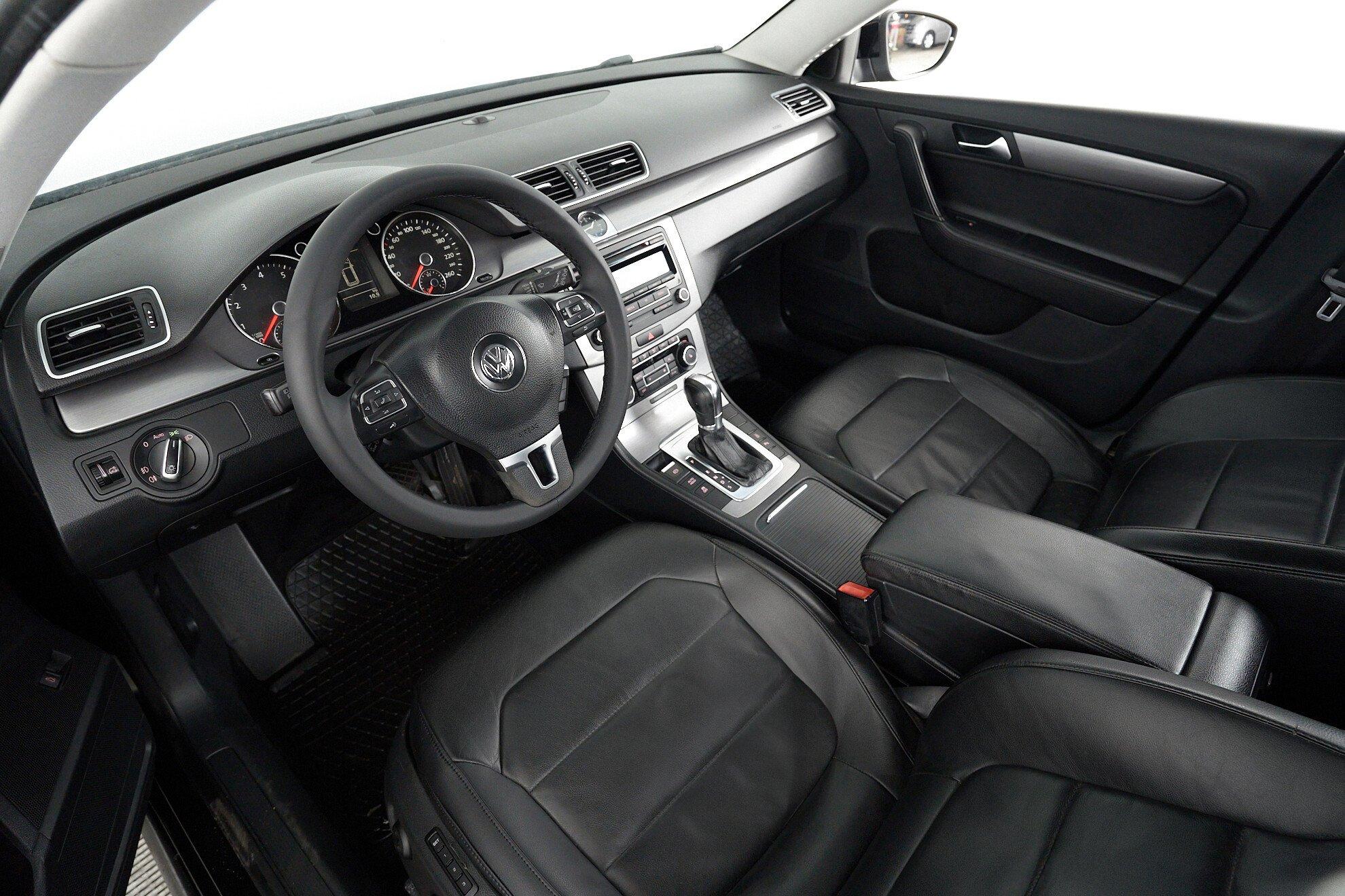 Volkswagen Passat 2011, черный