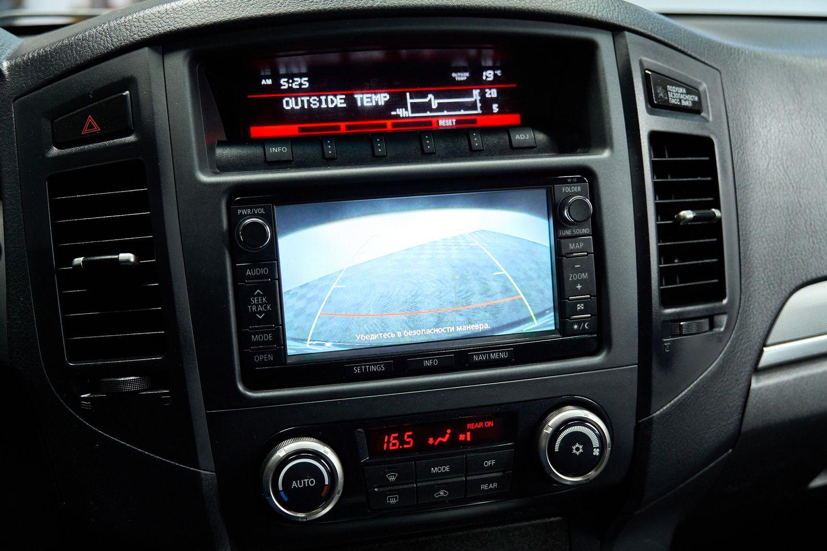 Mitsubishi Pajero 2012, черный