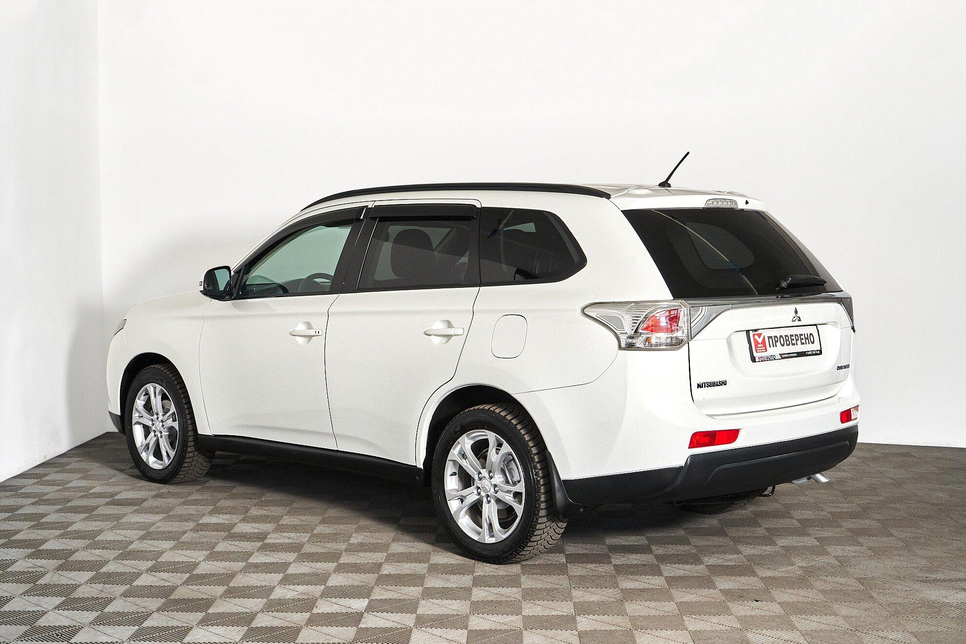 Mitsubishi Outlander 2013, белый