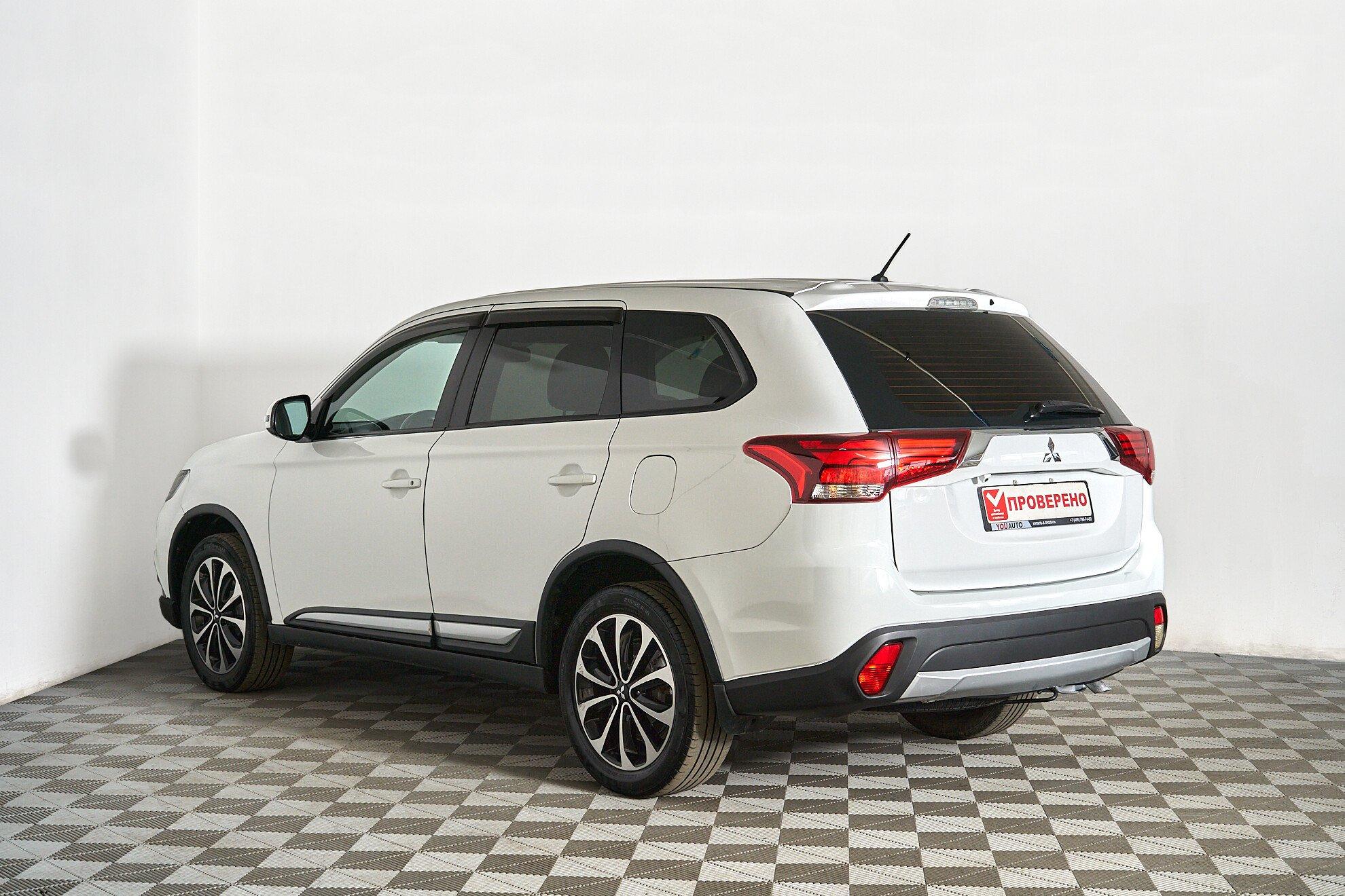 Mitsubishi Outlander 2017, белый