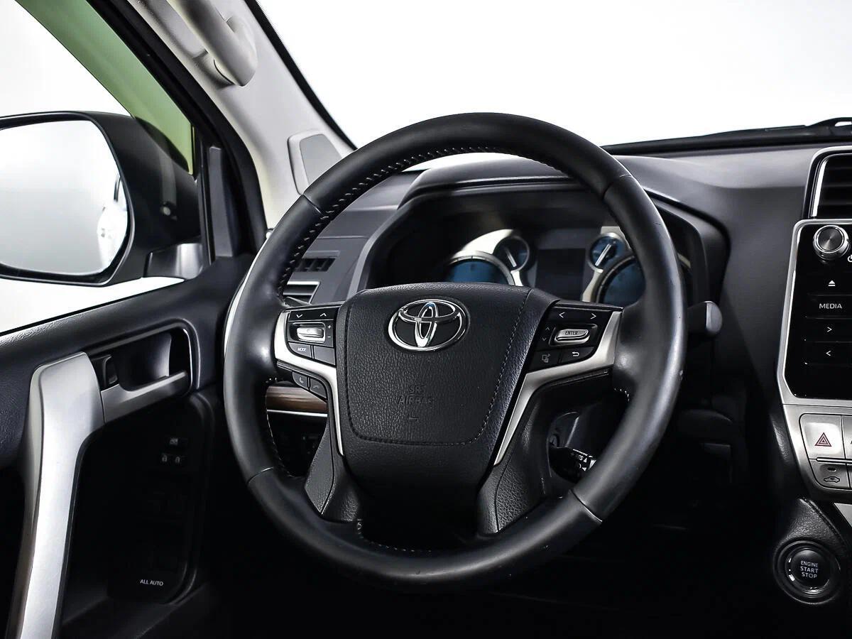 Toyota Land Cruiser Prado 2017, белый