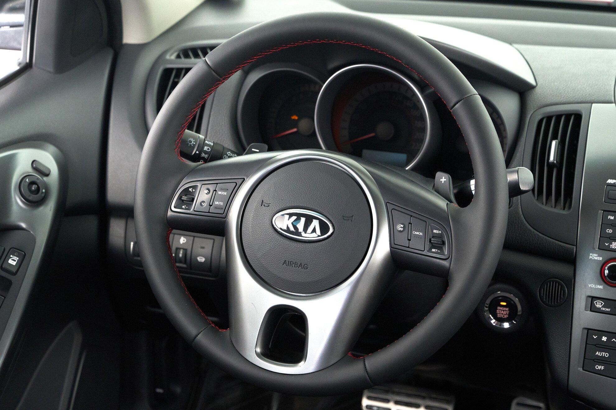 Kia Cerato 2011, красный