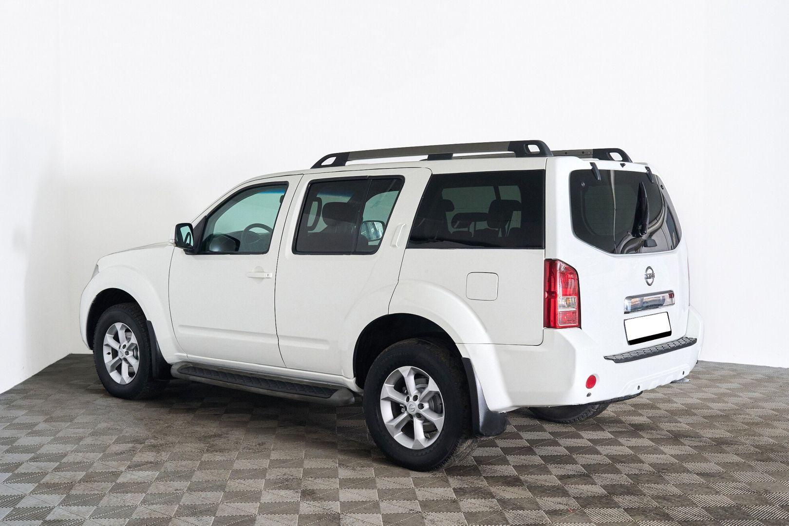 Nissan Pathfinder 2011, белый