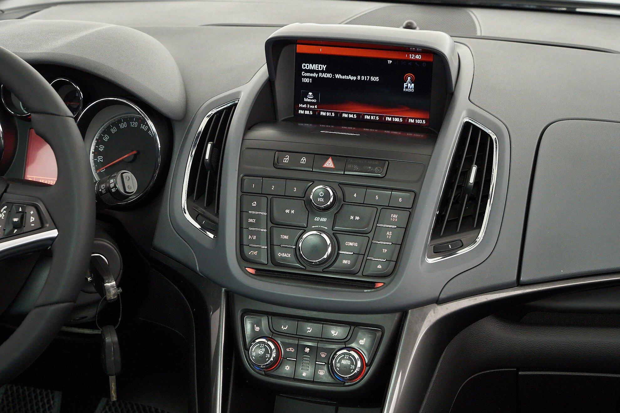 Opel Zafira 2015, серебряный