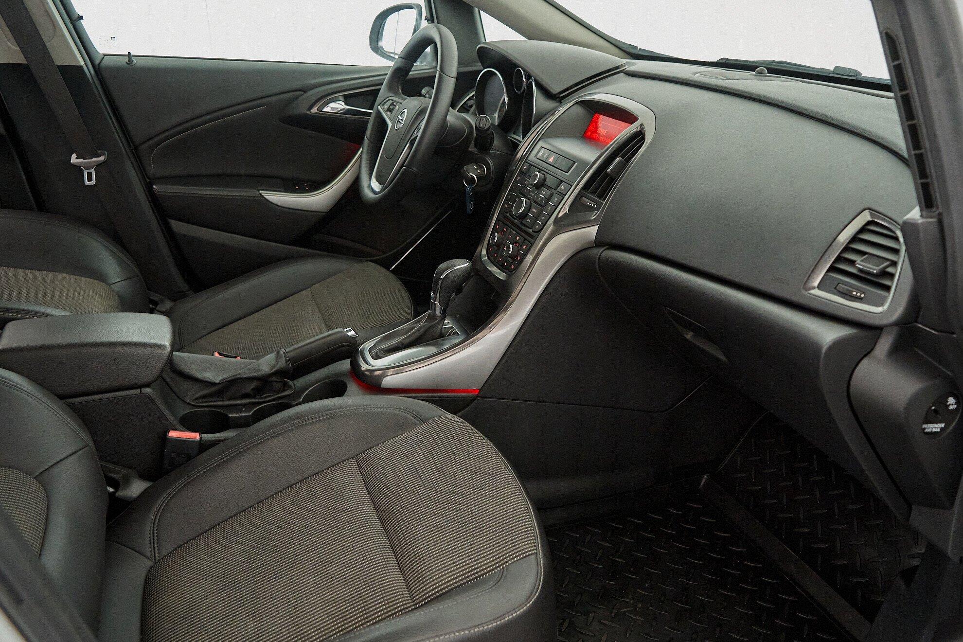 Opel Astra 2012, белый