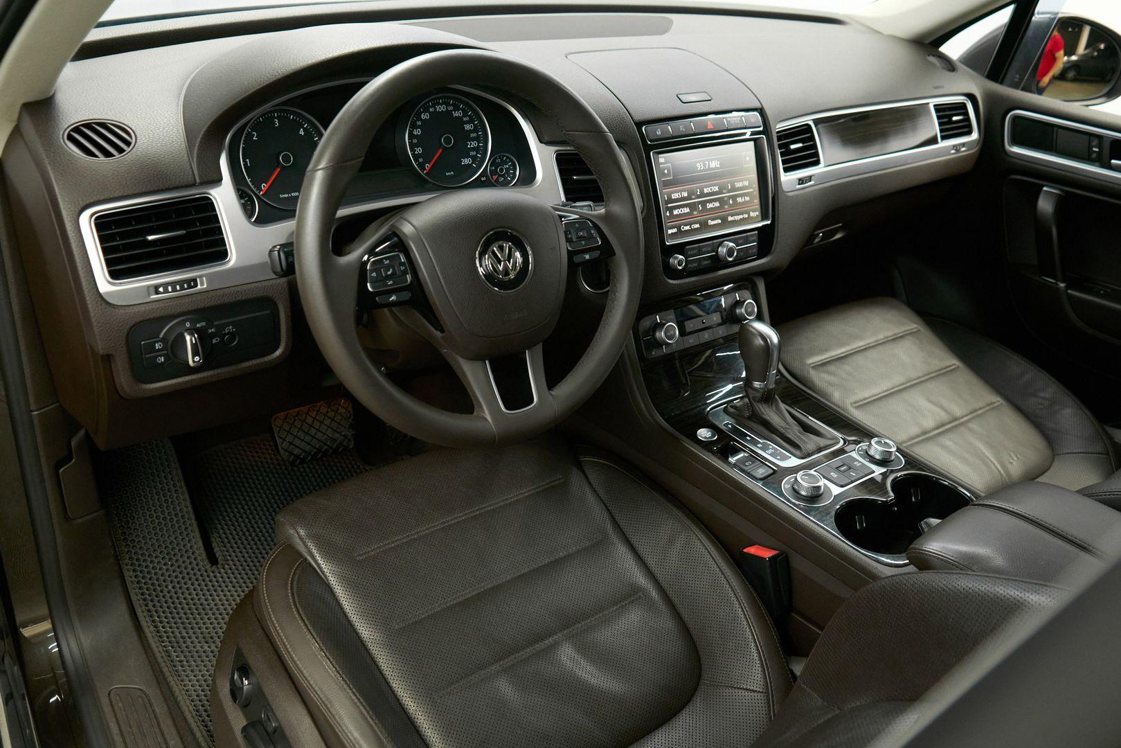 Volkswagen Touareg 2016, коричневый