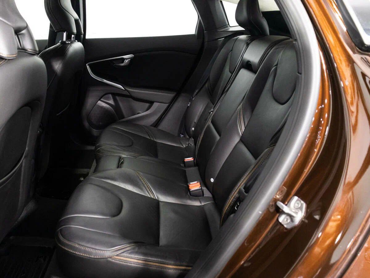 Volvo V40 2019, коричневый
