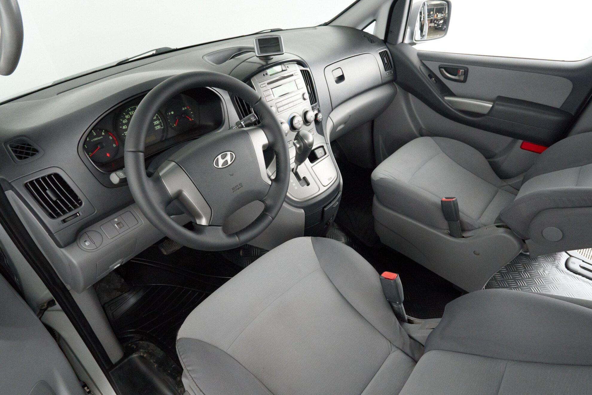 Hyundai Grand Starex 2010, серый
