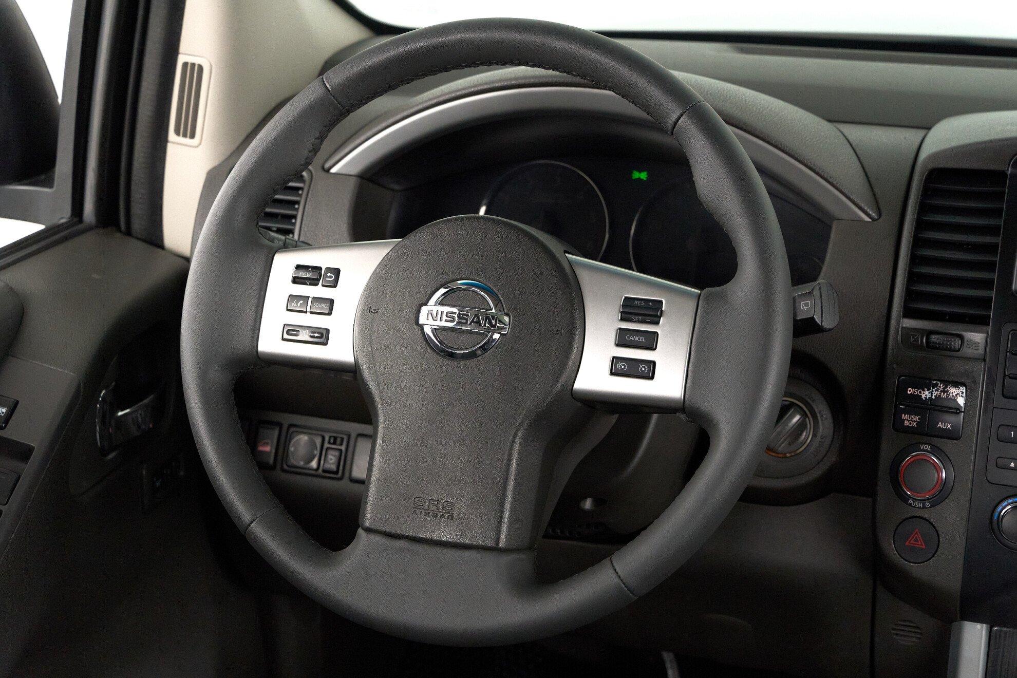 Nissan Pathfinder 2011, пурпурный