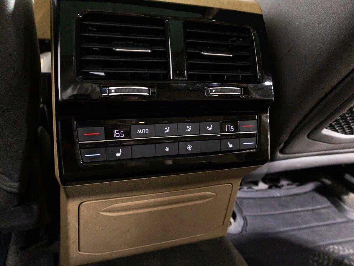 Volkswagen Touareg 2018, бежевый