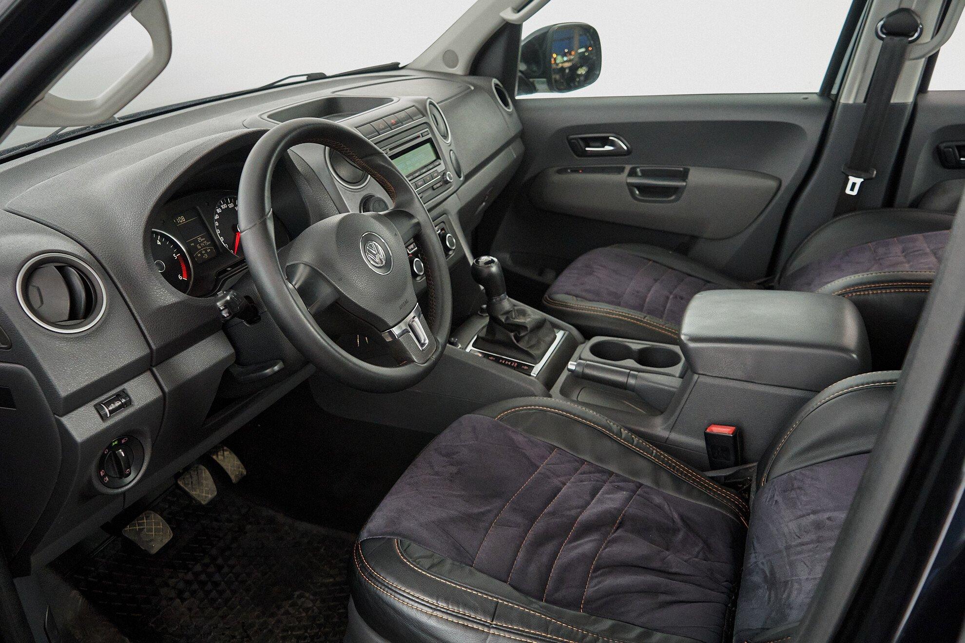 Volkswagen Amarok 2011, черный