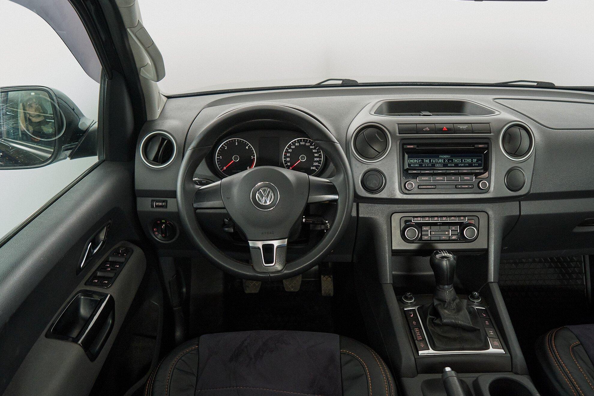Volkswagen Amarok 2011, черный