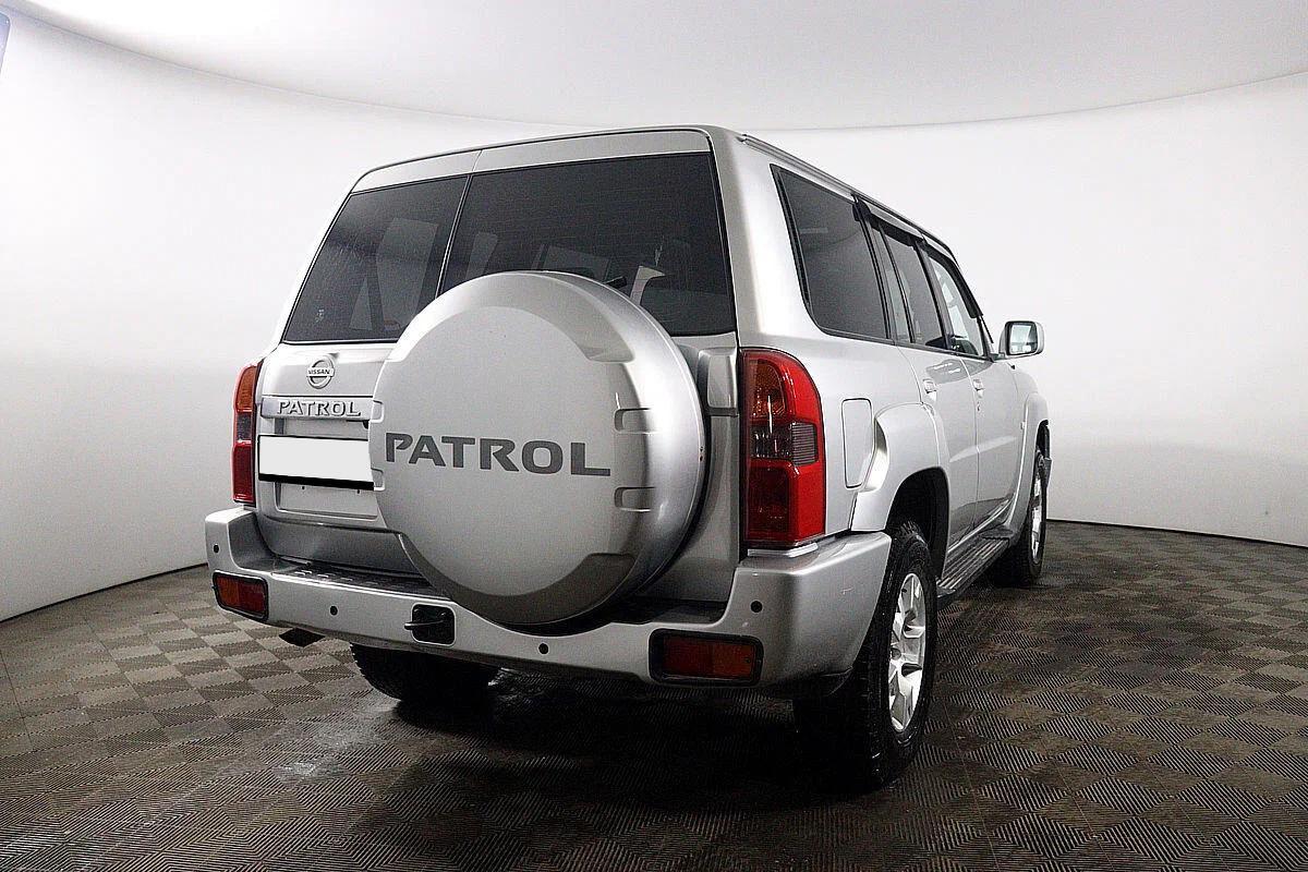 Nissan Patrol 2009, серебряный
