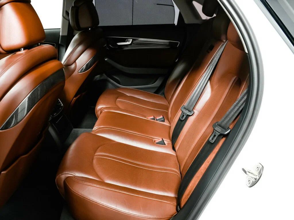 Audi A8 2014, белый