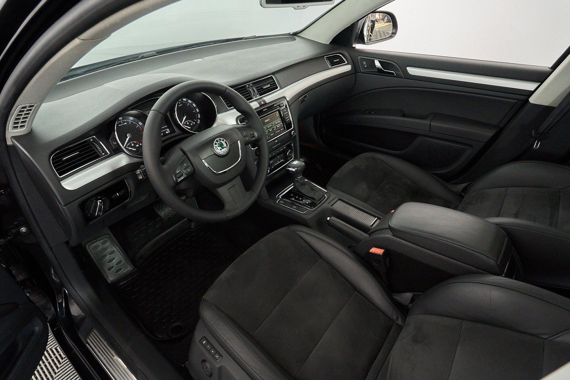 Skoda Superb 2011, черный