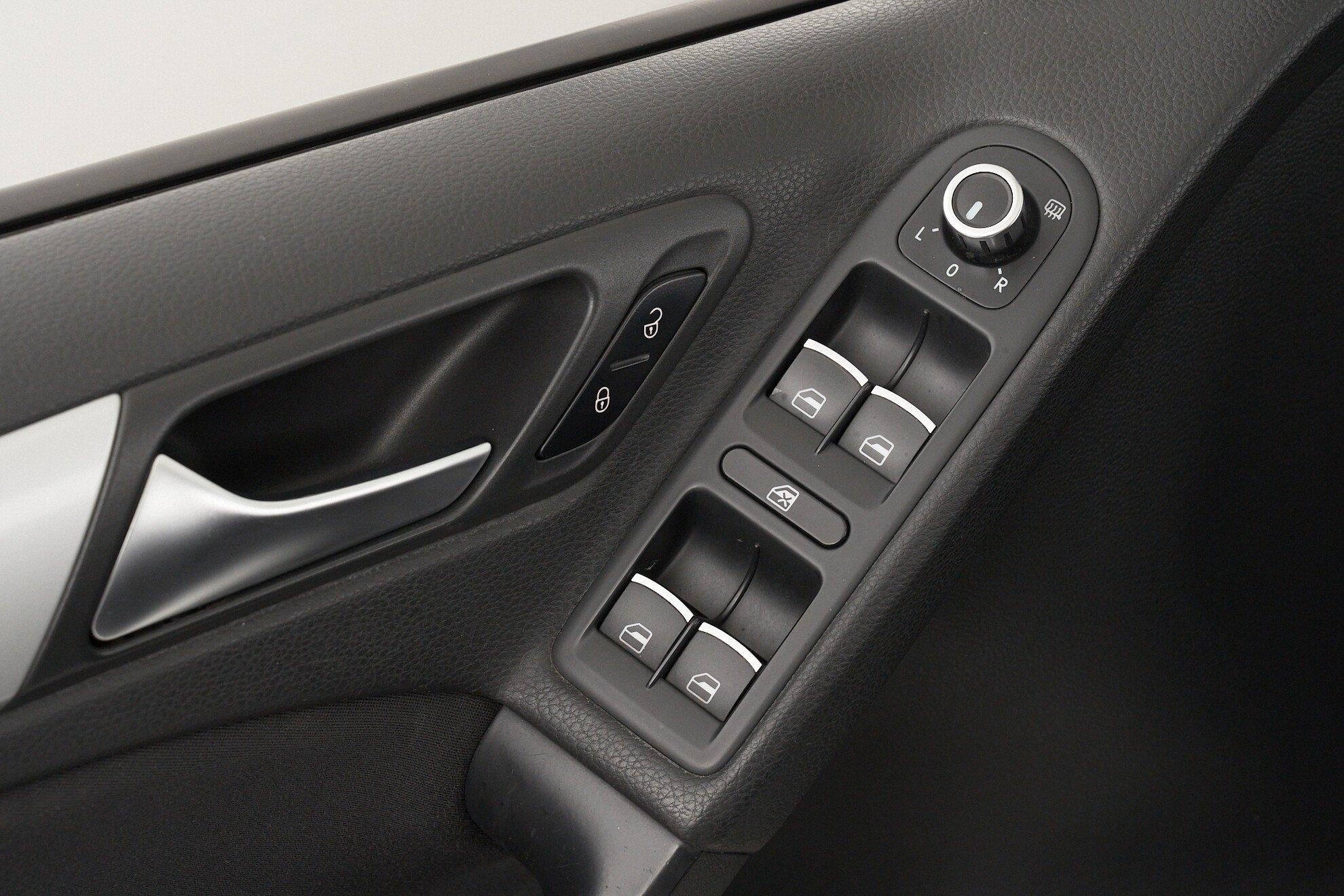 Volkswagen Golf 2012, белый