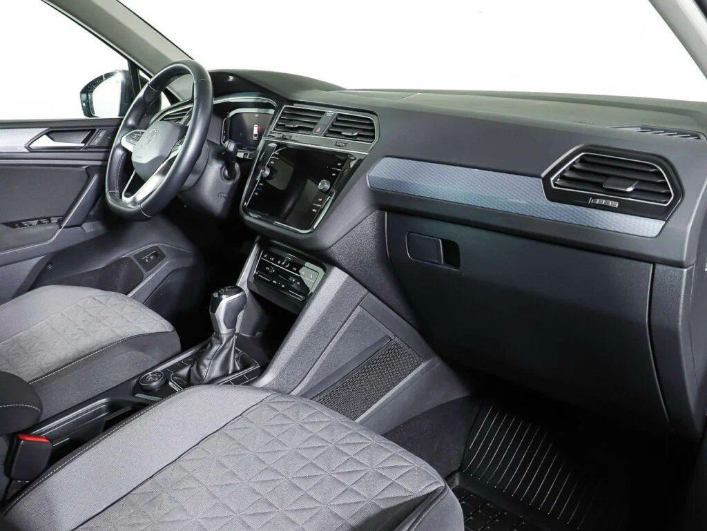 Volkswagen Tiguan 2021, черный