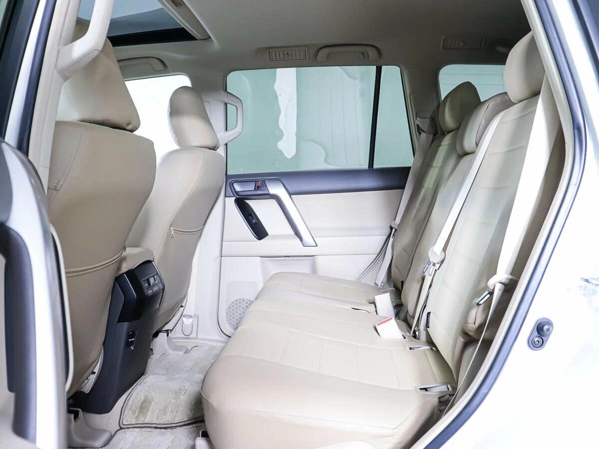 Toyota Land Cruiser Prado 2022, белый