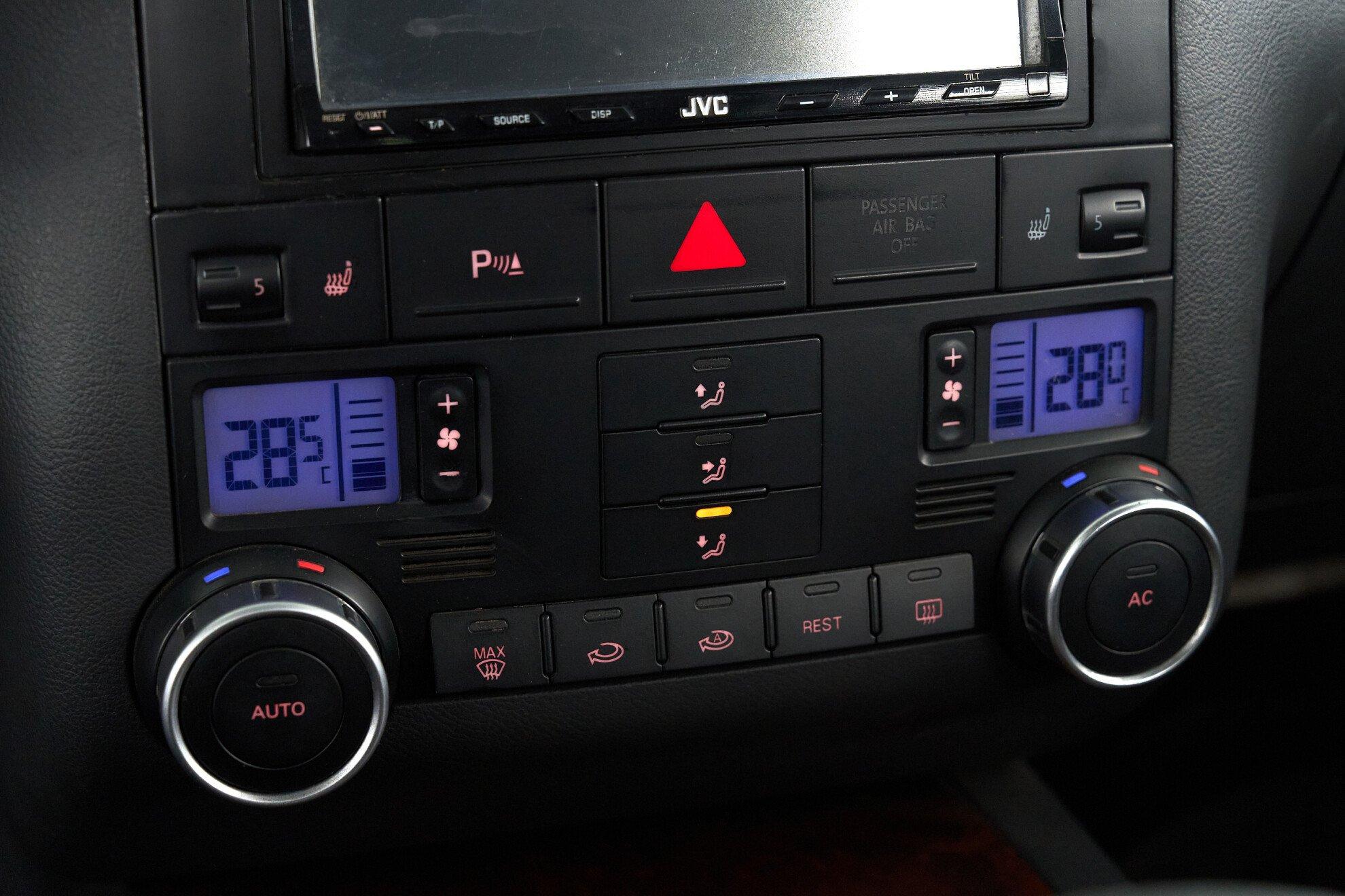 Volkswagen Touareg 2008, черный