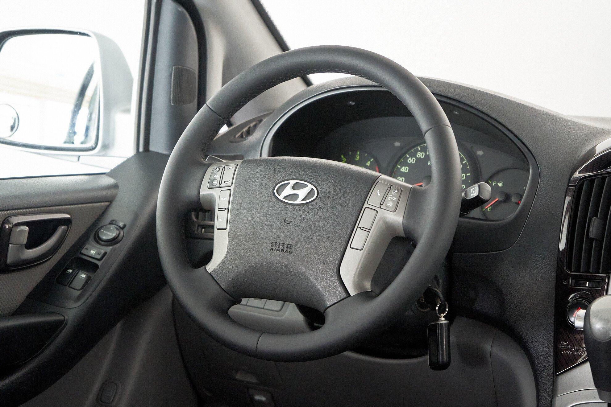 Hyundai Grand Starex 2012, серебряный
