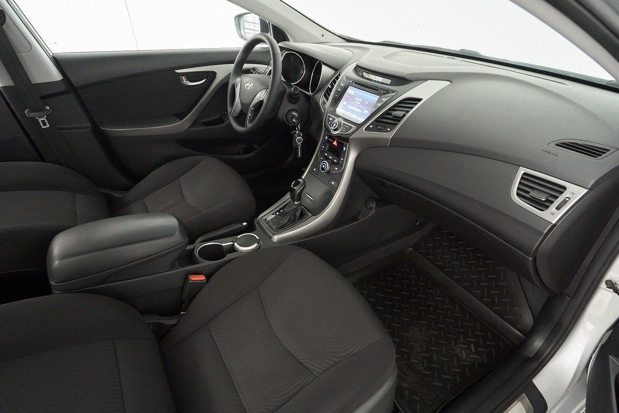 Hyundai Elantra 2015, серебряный