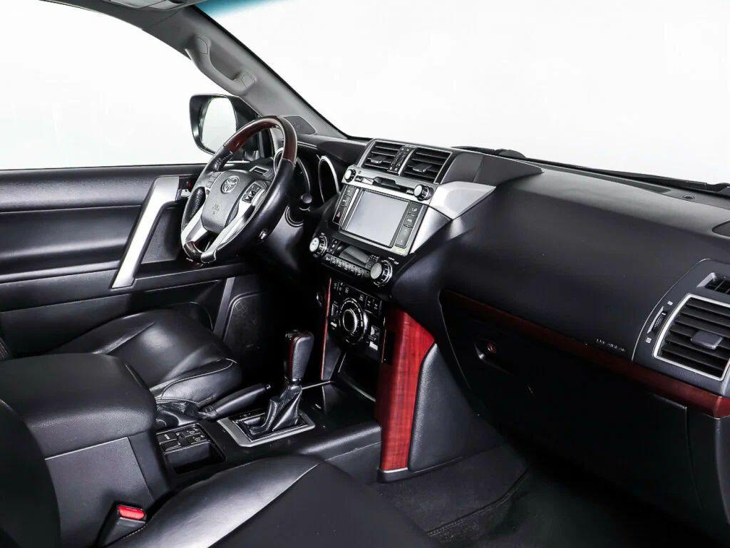 Toyota Land Cruiser Prado 2016, белый