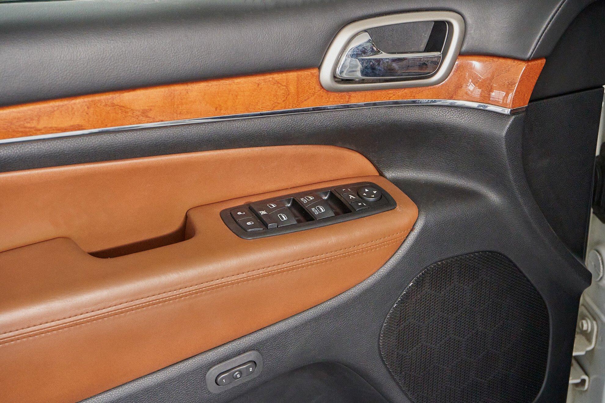 Jeep Grand Cherokee 2011, белый