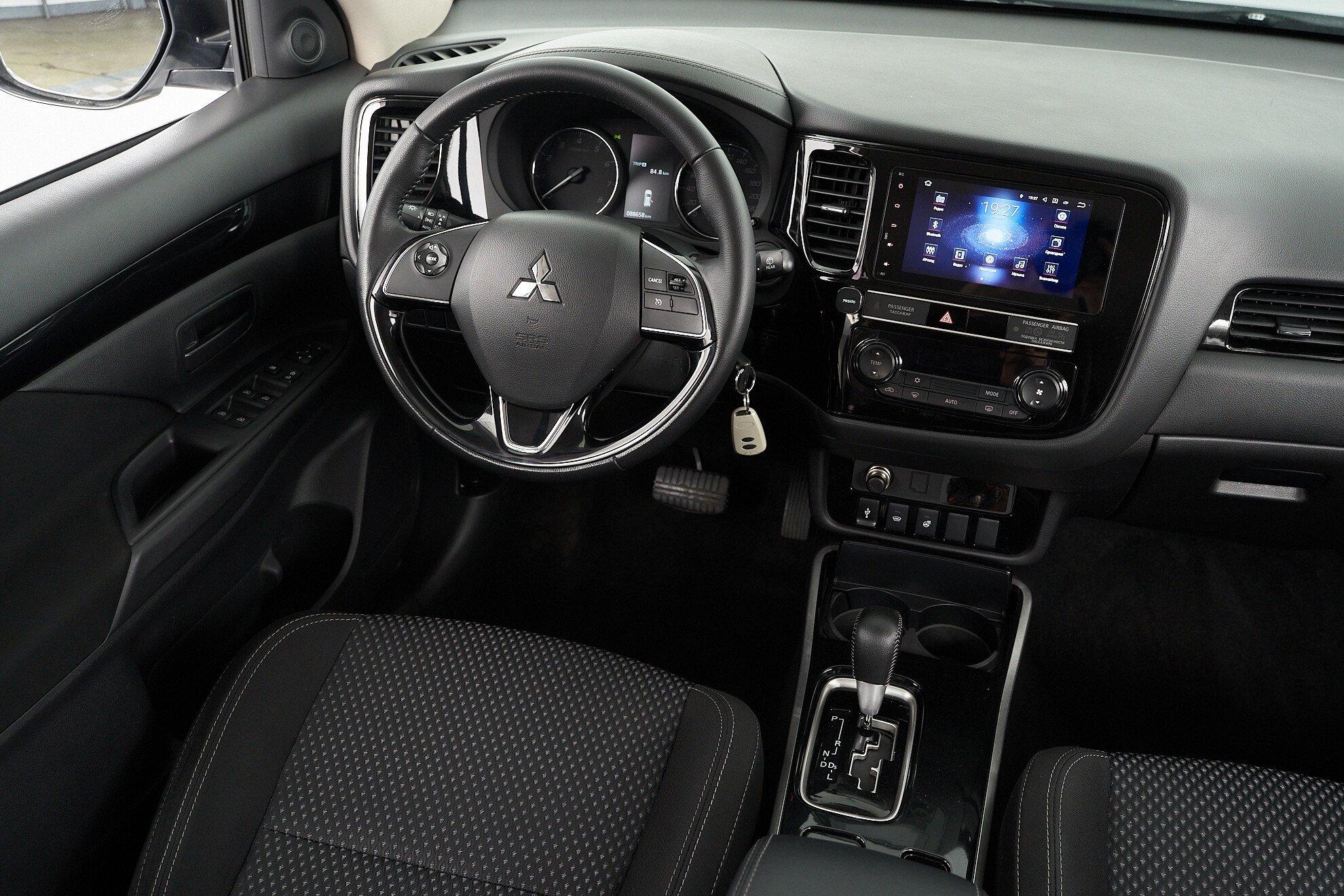 Mitsubishi Outlander 2018, серый
