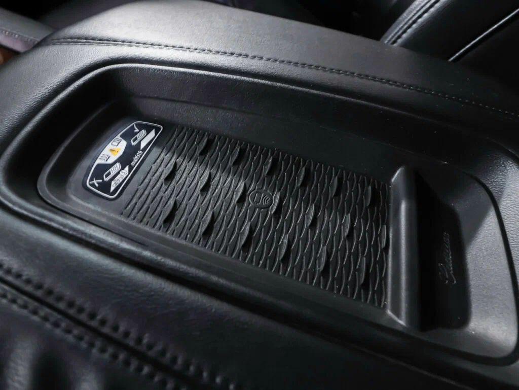 Cadillac Escalade 2018, серый