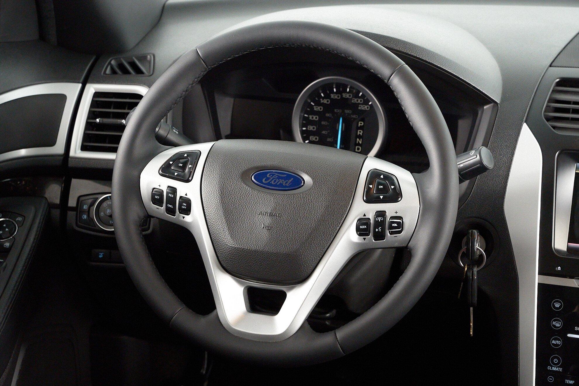 Ford Explorer 2012, серебряный