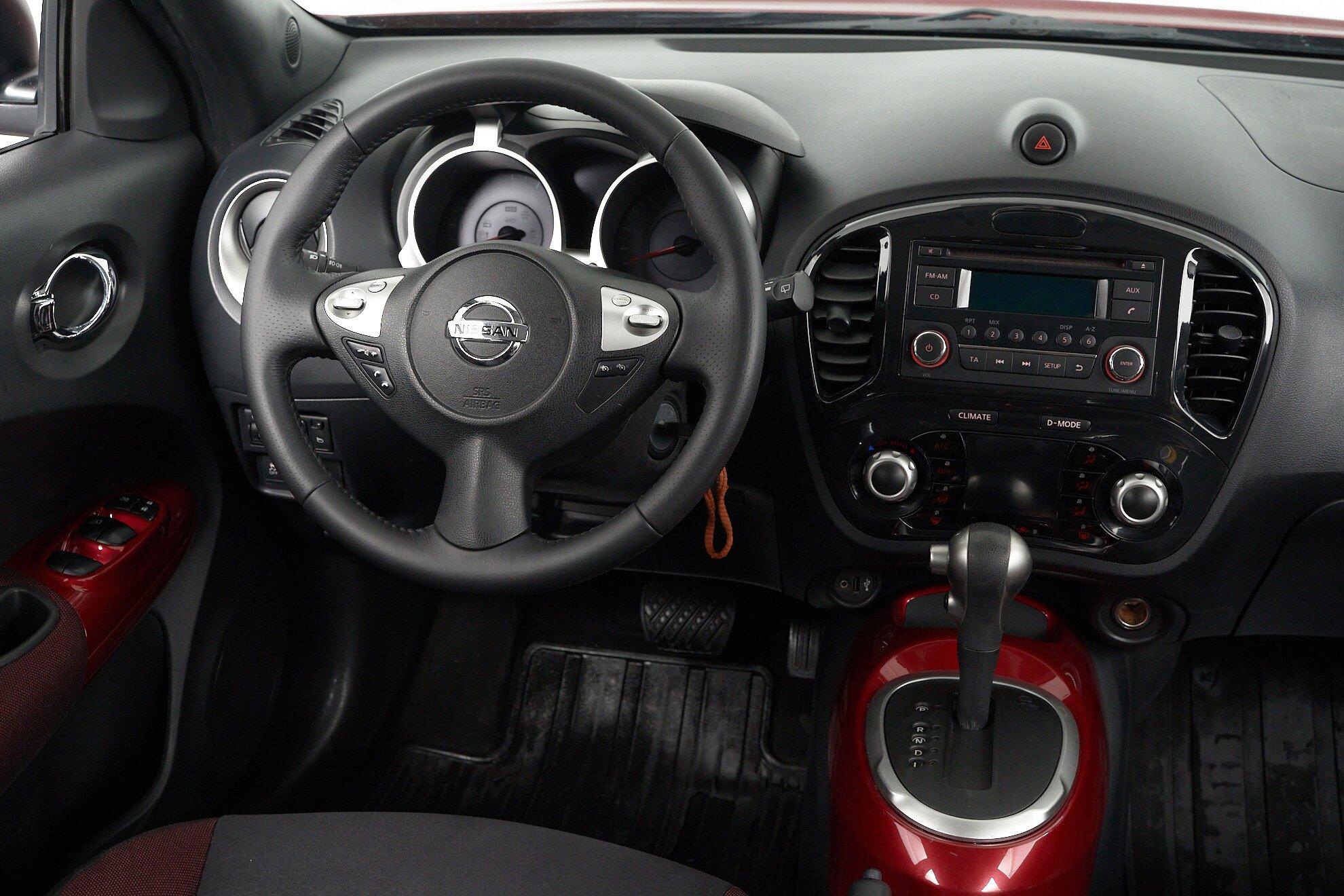 Nissan Juke 2011, красный