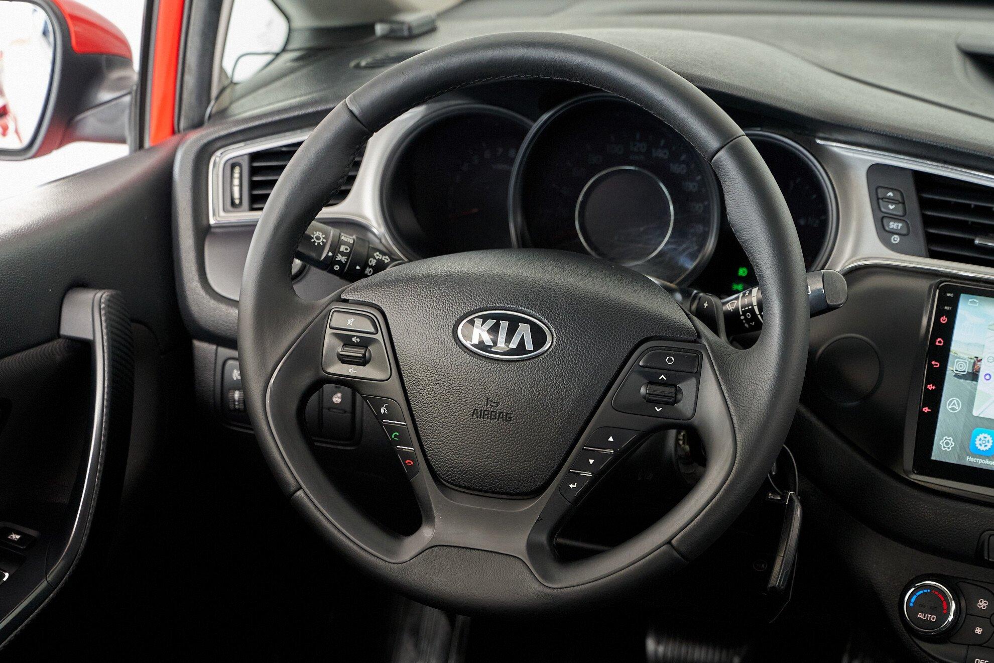 Kia Ceed 2018, красный