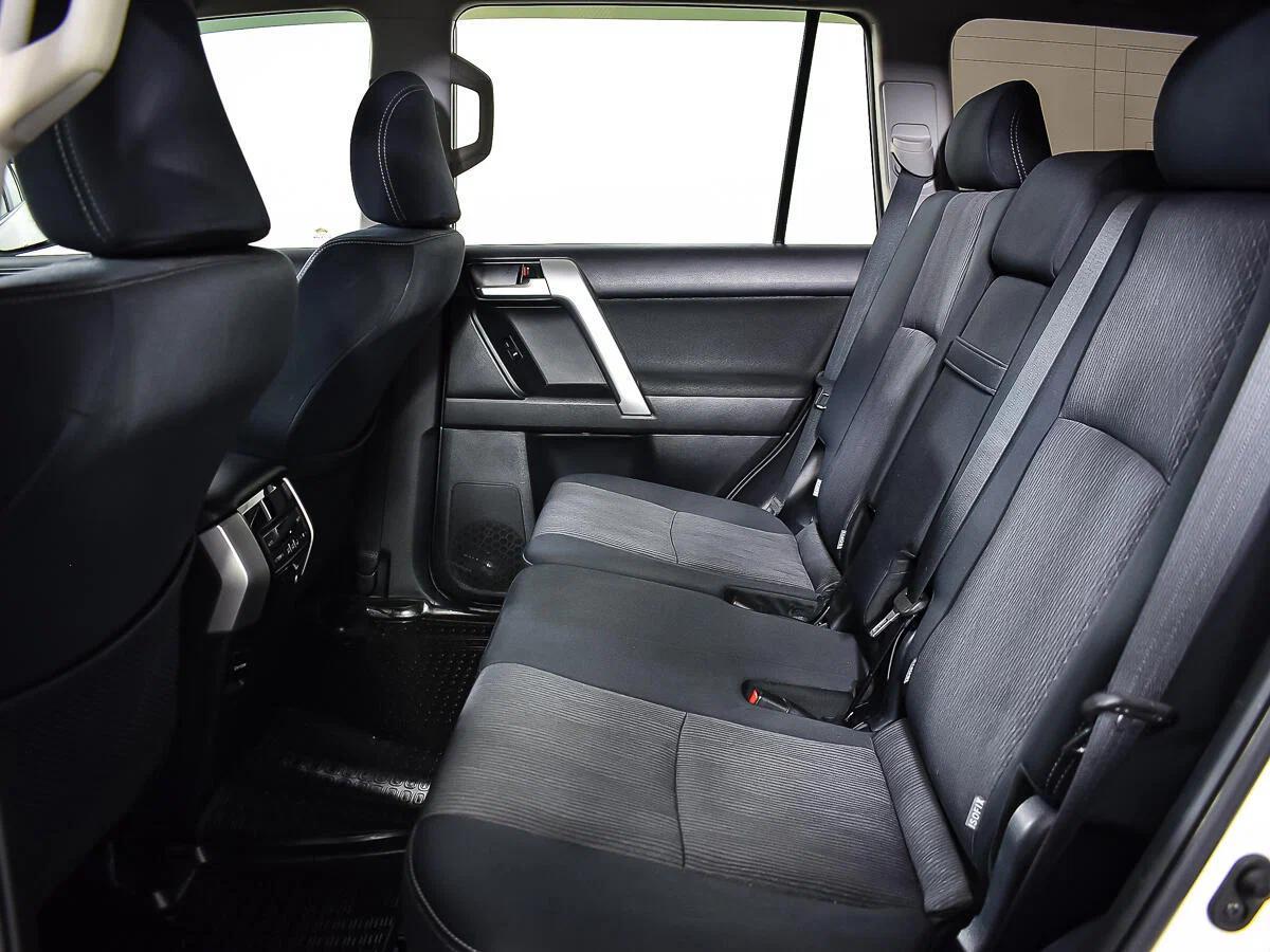Toyota Land Cruiser Prado 2017, белый