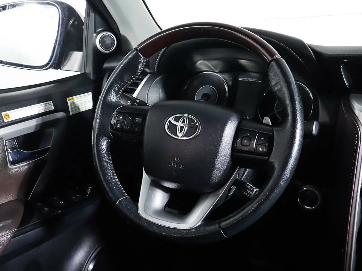 Toyota Fortuner 2016, серый