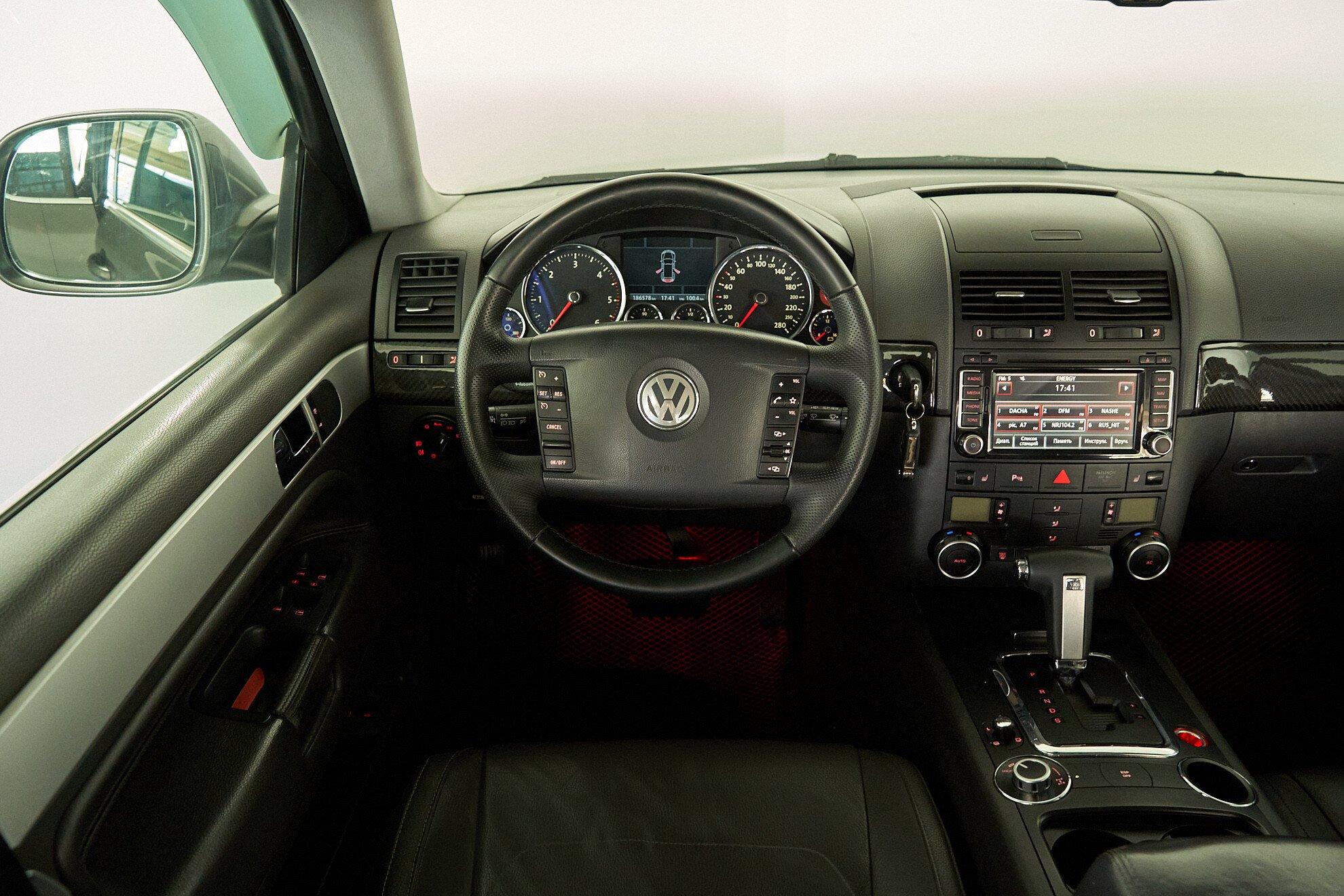 Volkswagen Touareg 2009, серый