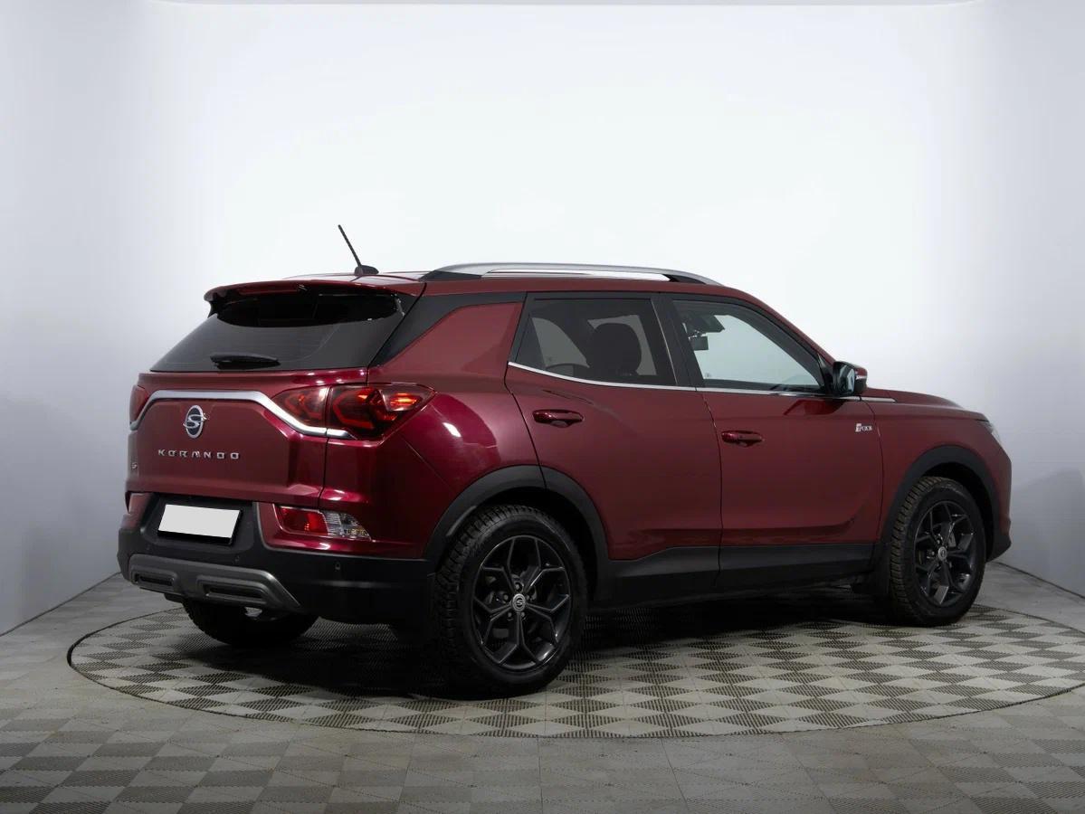 SsangYong Korando 2022, красный