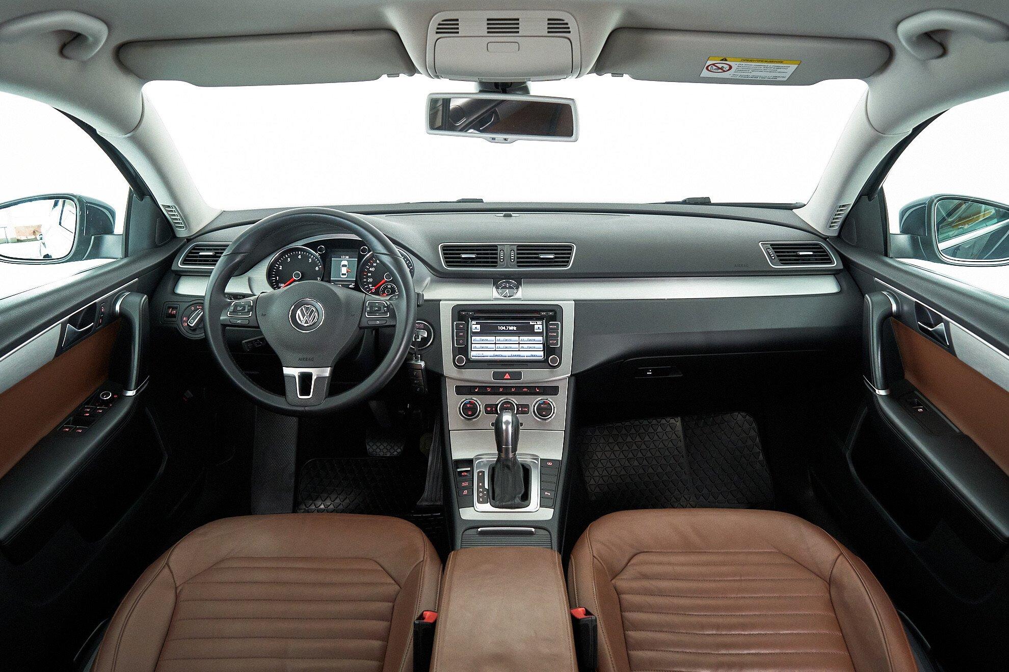 Volkswagen Passat 2012, серый