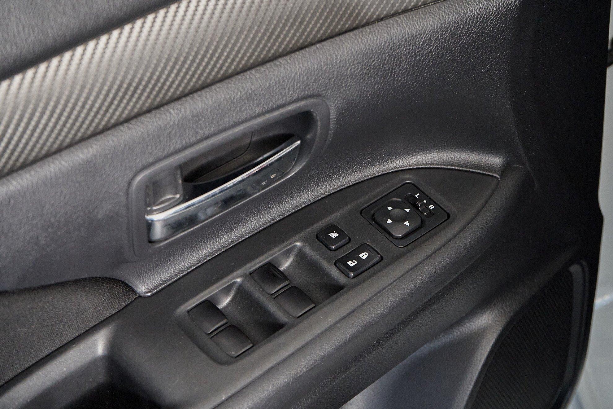 Mitsubishi Outlander 2013, белый