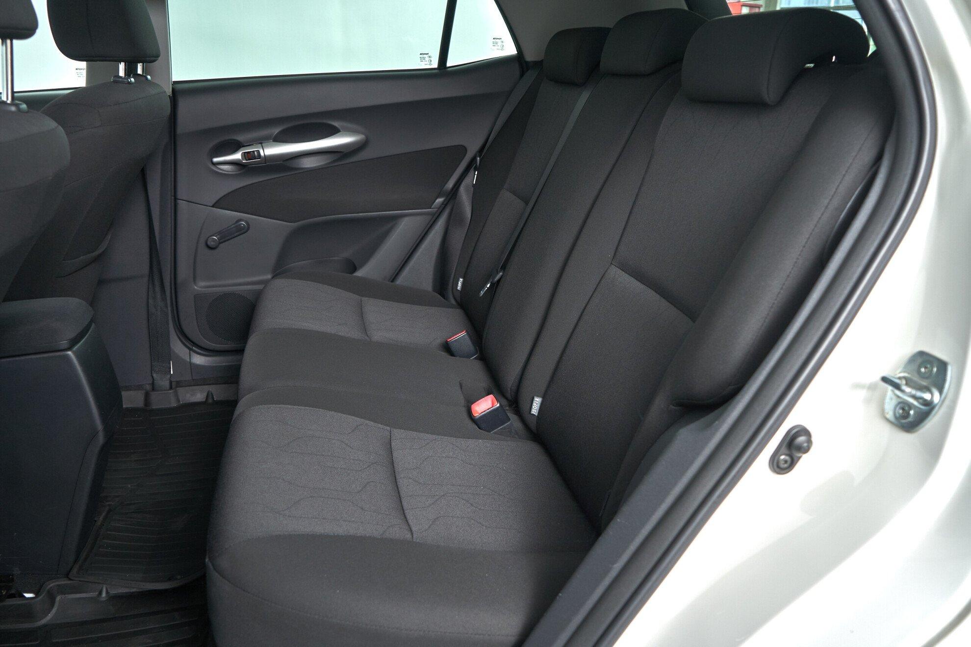 Toyota Auris 2011, белый