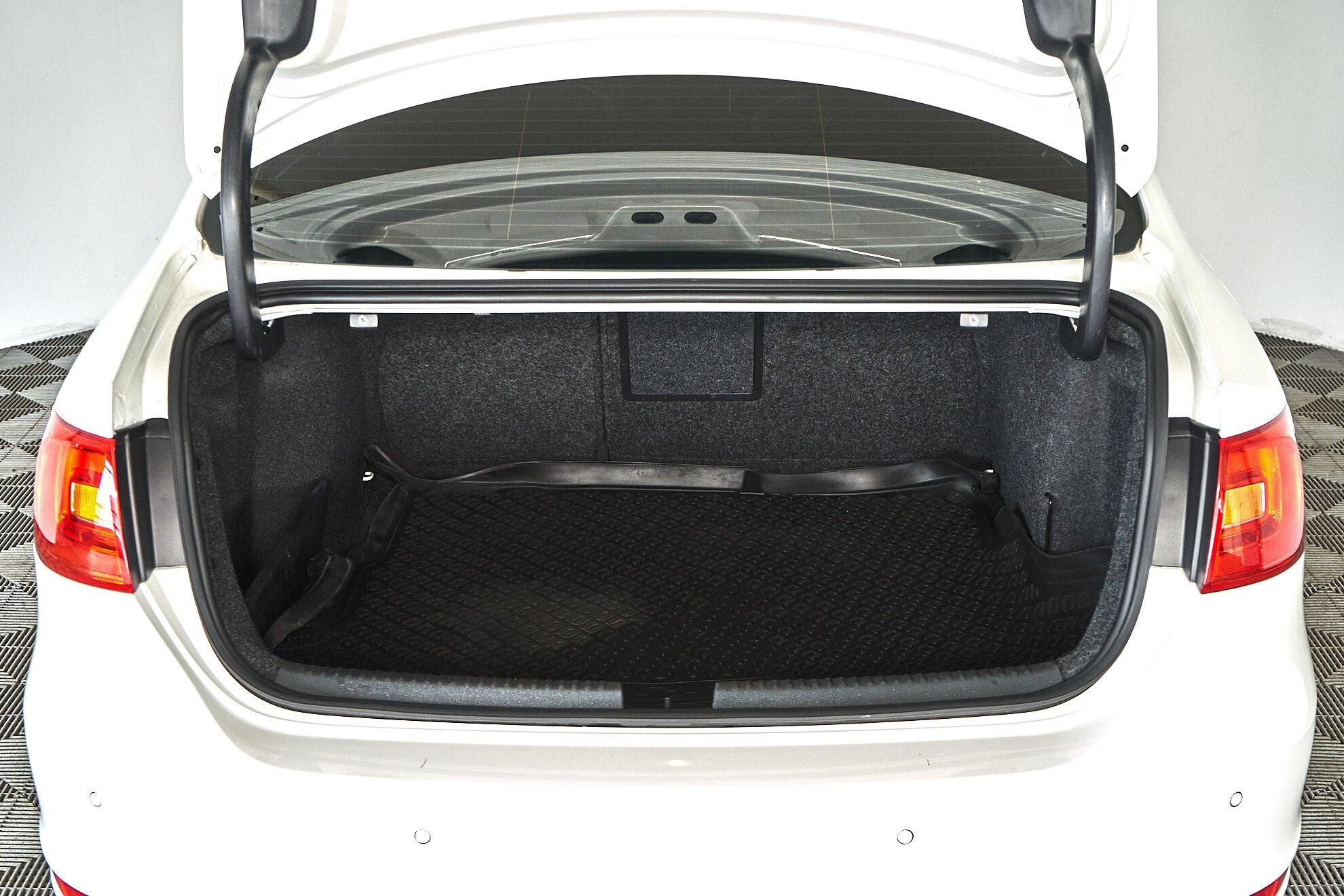 Volkswagen Jetta 2014, белый