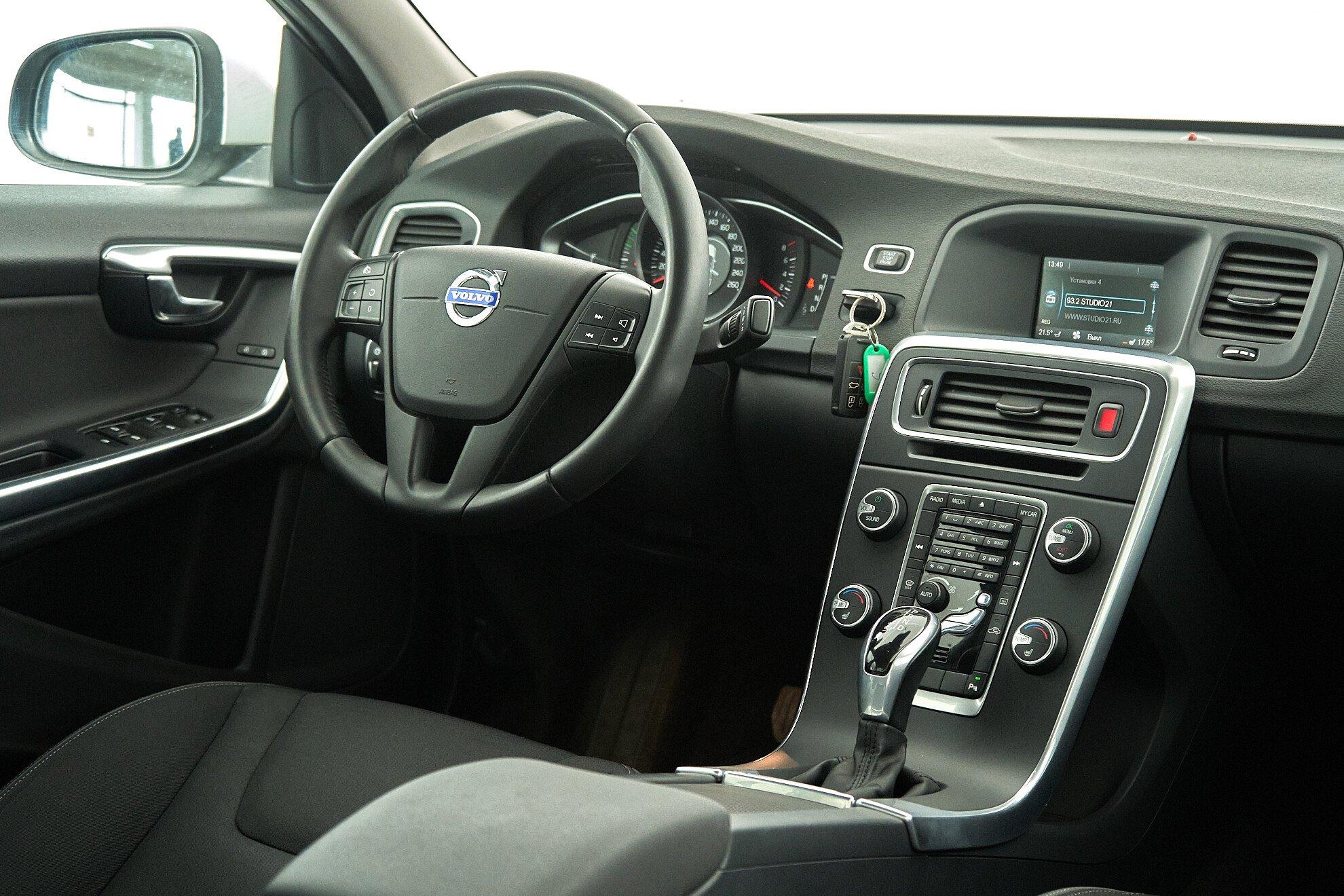 Volvo S60 2014, белый